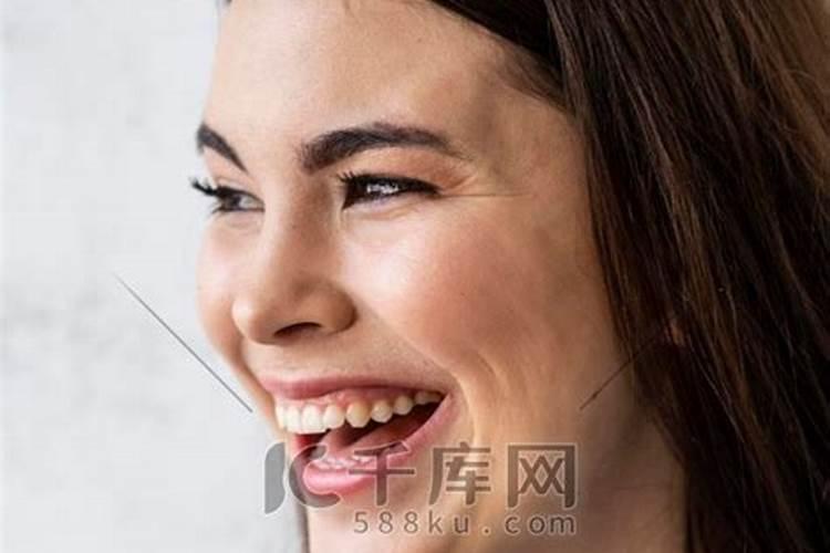 梦见漂亮的女人对我笑