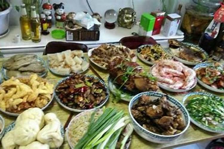 小年在灶台上摆几个饺子