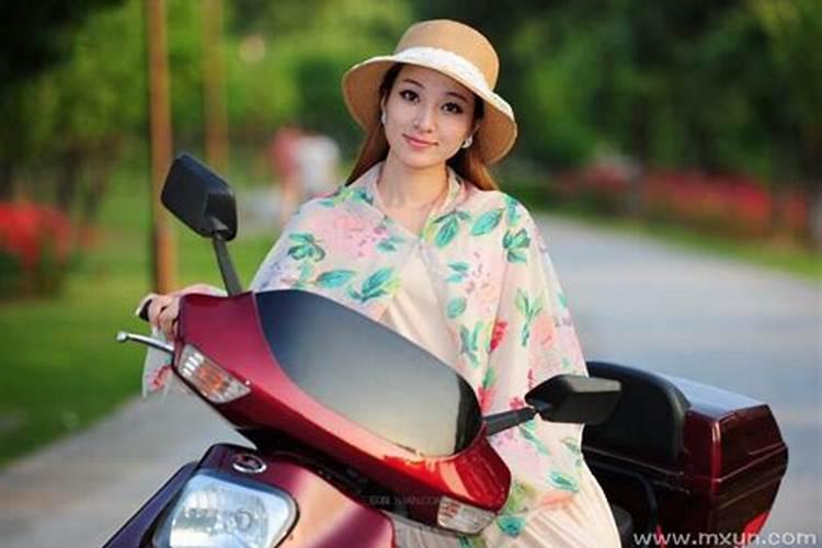 00年二月初九的男性和04年九月初九的女性是否合的来？