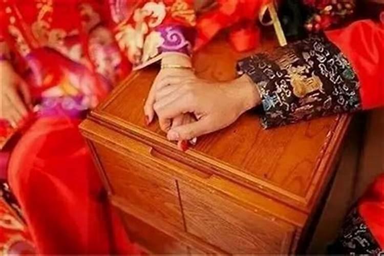 怎么以八字排盘看什么时候结婚？