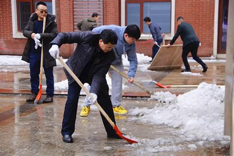 梦见用铁锹铲雪
