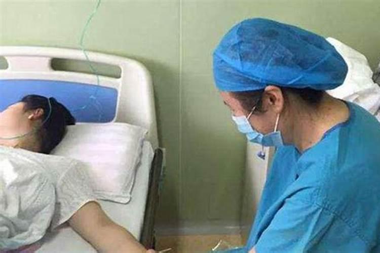 无业大叔竟同时与15名女大学生谈恋爱,还有人为他堕胎!这种现象三番五次...