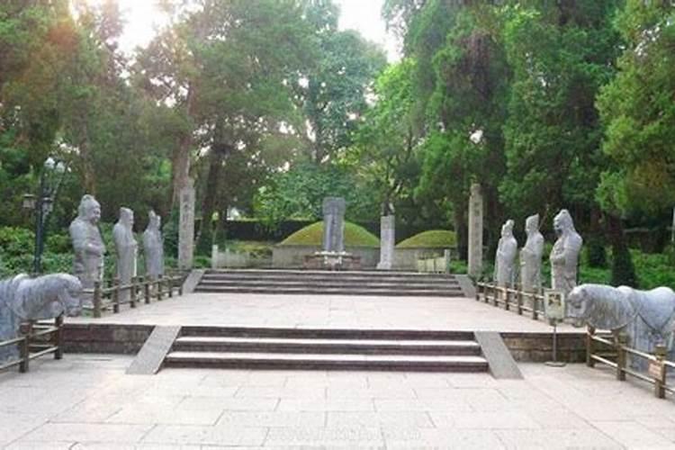 梦见路过坟地是什么预兆？