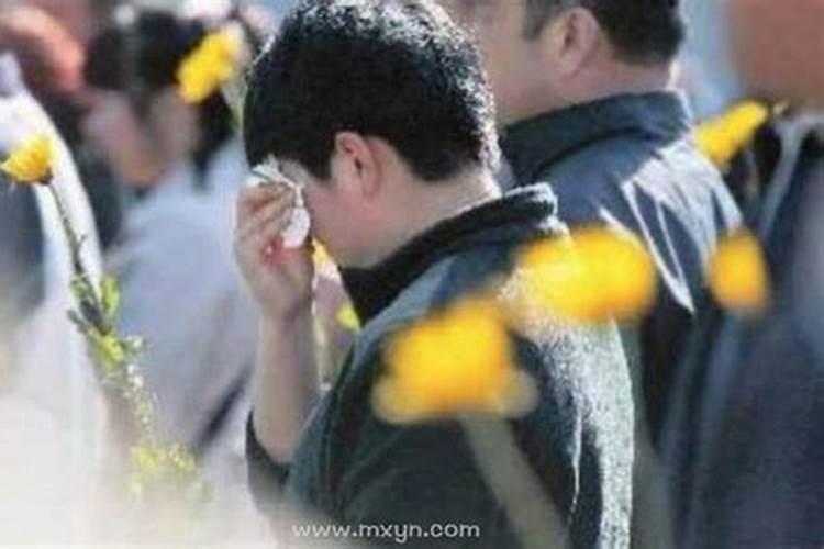 梦见死去的亲人用血泼自己什么意思