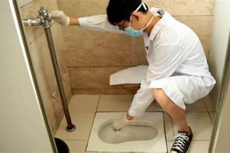 梦见厕所蹲坑都是大便