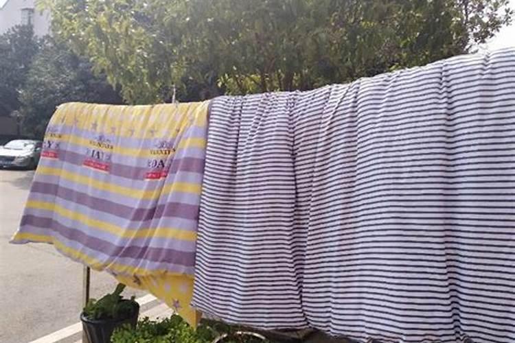 梦见自己衣服被人拿走