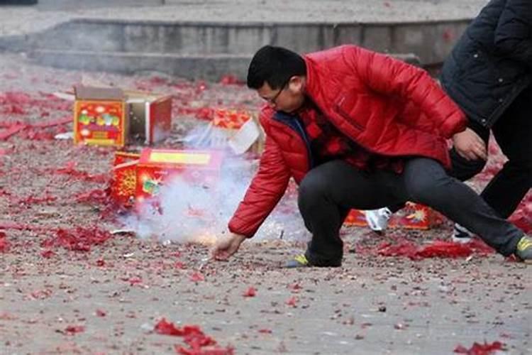 女人梦见别人放鞭炮是吉兆