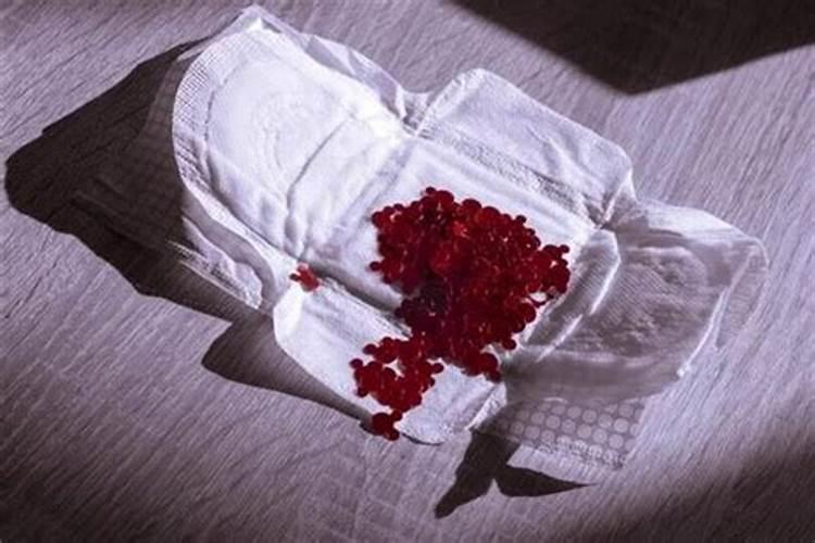 梦见女人的经血粘我一身