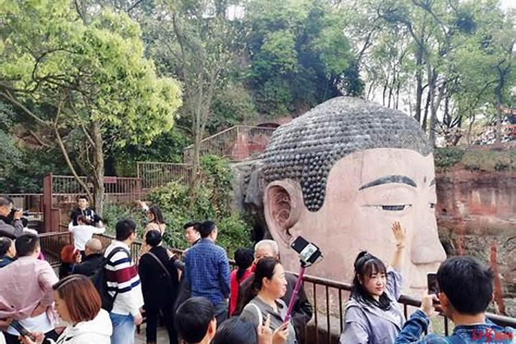 《乐山大佛》这篇阅读文题目的答案？ 这是七年级下册的《暑假生活》里...
