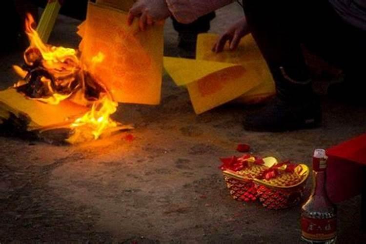 中元节烧纸能不能在坟上烧 中元节烧纸能在坟上烧吗