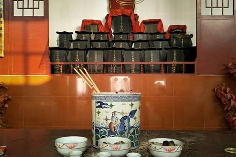 农历七月十五时上坟可以给老坟填土吗