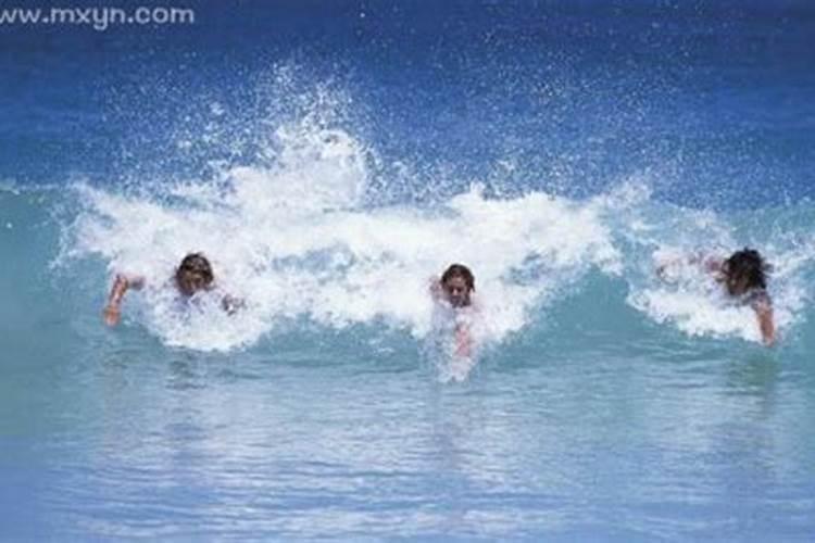 女人梦见大海海浪翻腾