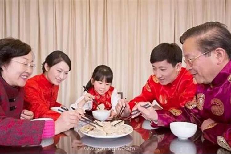 梦见许多人一起吃饺子有什么寓意