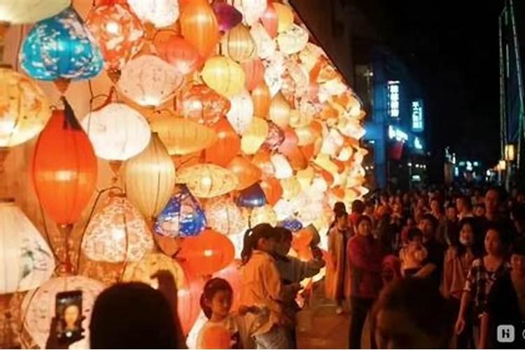 春节家里挂几个灯笼