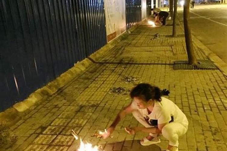 听说老人去世不足一年,7月15不能去墓地烧纸,是所谓的不能烧“节令纸...