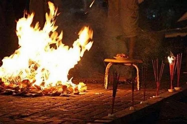 为什么中元节要十字路口烧纸祭祖？