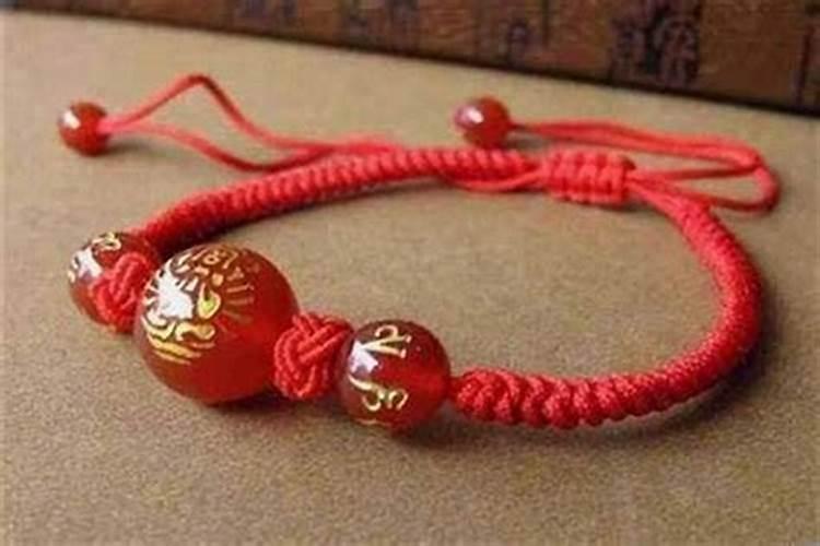 属蛇的女性本命年佩戴什么好 本命年的注意事项？