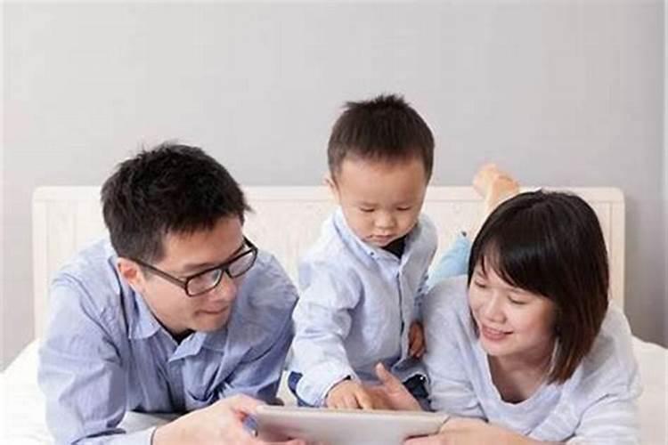 农历69年11月25日寅时生男与农历5月21日辰时生女的八字相合吗？