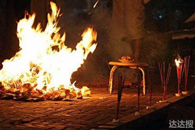 七月十五给死去的人烧纸的同时可以烧冥币吗