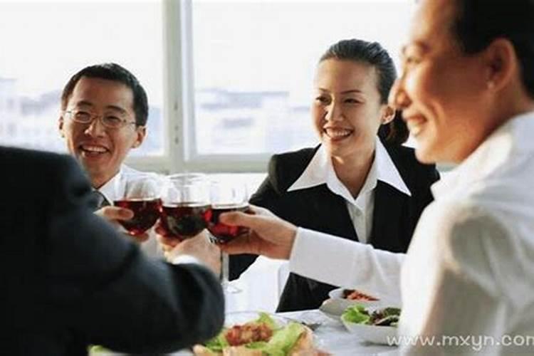 梦见爱人和别的女人在一起吃饭