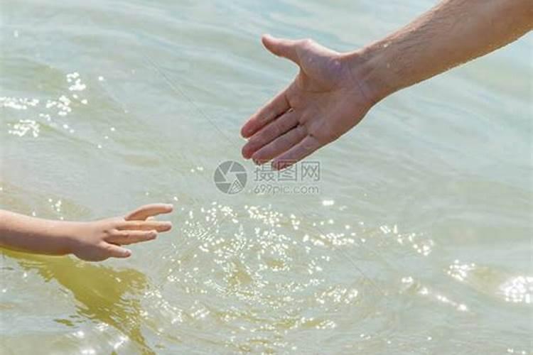 梦见别人掉进水里是什么意思？