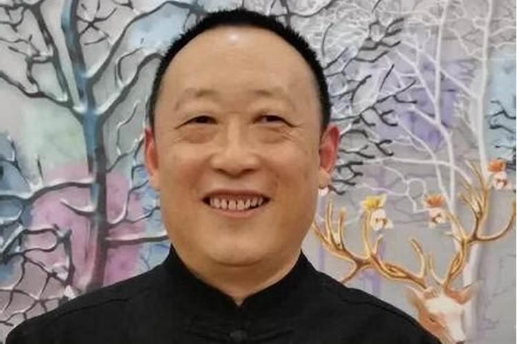 金鸡怕玉犬;金鸡玉犬难躲避,合婚双方不可遇,两属相争大不宜,世人一定要...