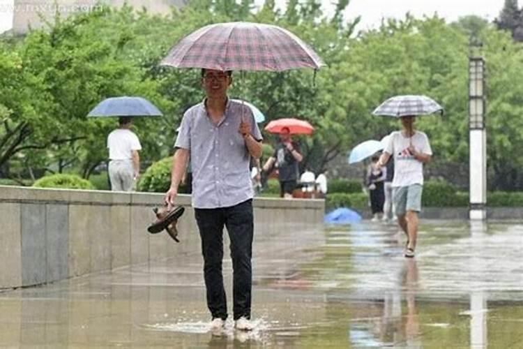 梦见抱着孩子在水路上跑的预兆