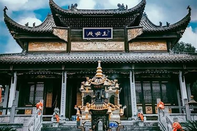 老师违规补课还打学生耳光,被家长索赔4万元,处理结果真没想到