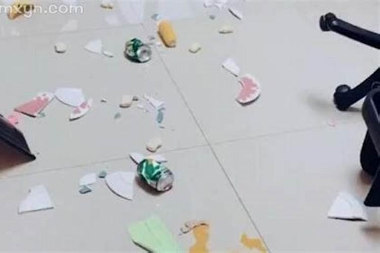 梦见正躺在地有人拿东西砸我的预兆
