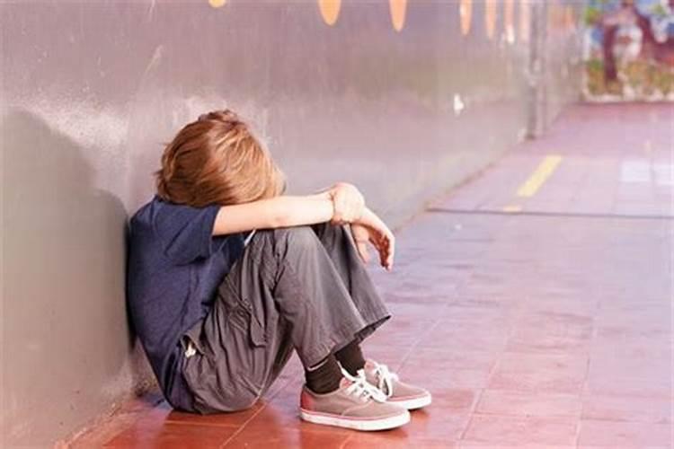 梦到回到了小学,在校门口遇到了两个小学女同学,她们见我就欺负我,扇...