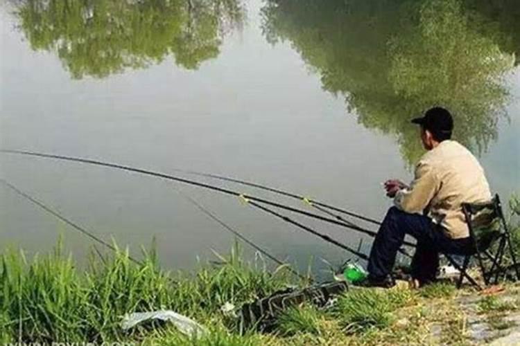 男人梦到自己钓鱼