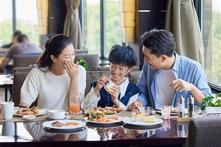 梦见家人在一起吃饭什么意思？