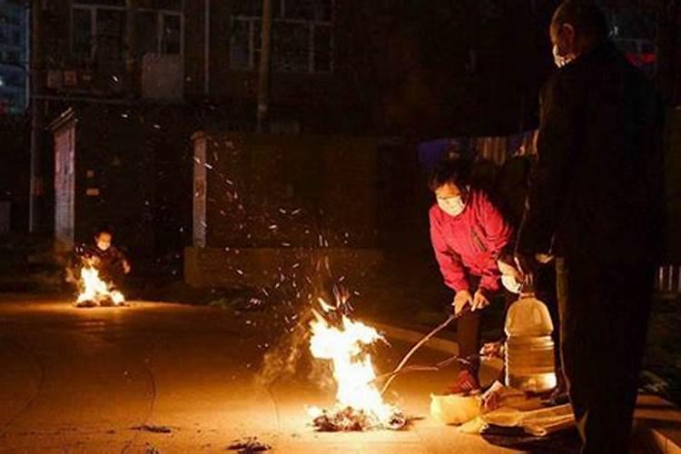 七月十五在外地怎样给家乡已故的亲人烧纸钱？