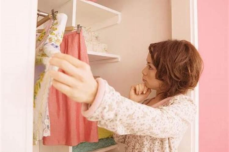 梦见换衣服被人看见是什么意思？