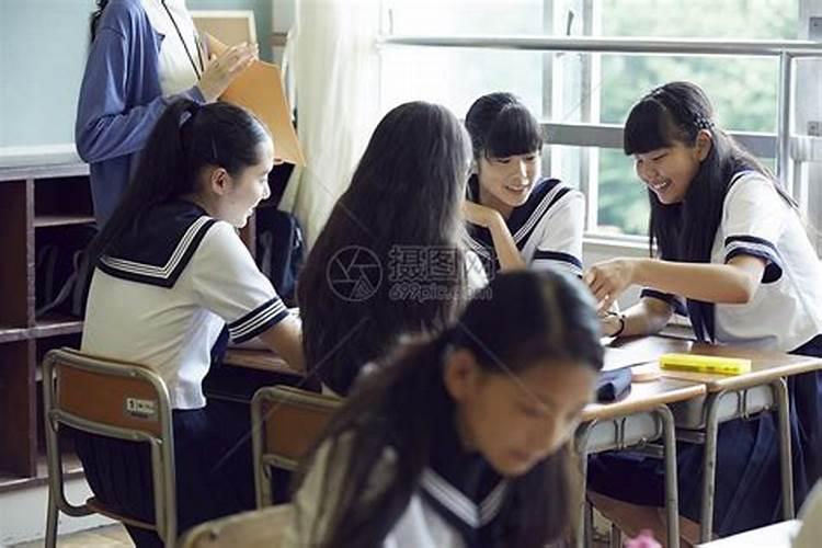 梦见和女同学亲热的预兆