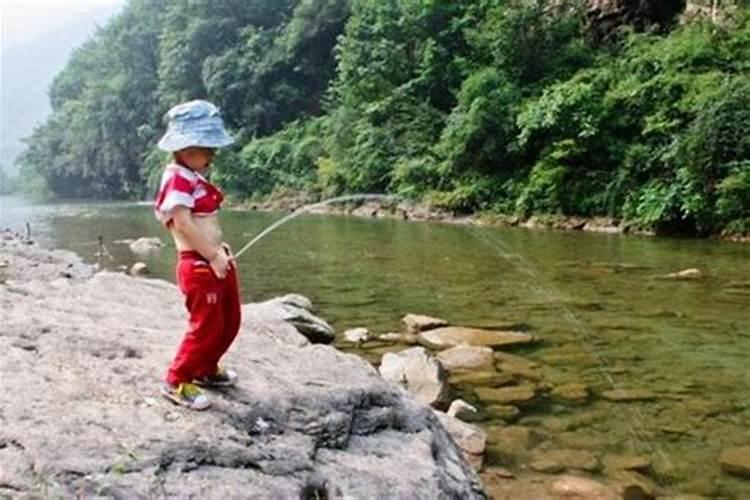 梦见自己抱着一个小男孩撒尿