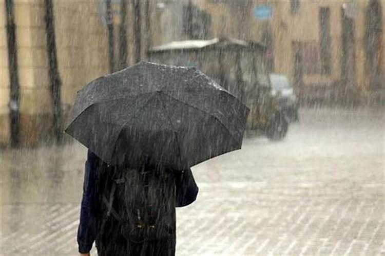 梦见下大雨是什么兆头 梦见下大雨是什么预兆