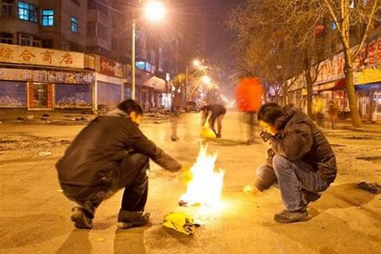 鬼节烧纸时为什么选十字路口