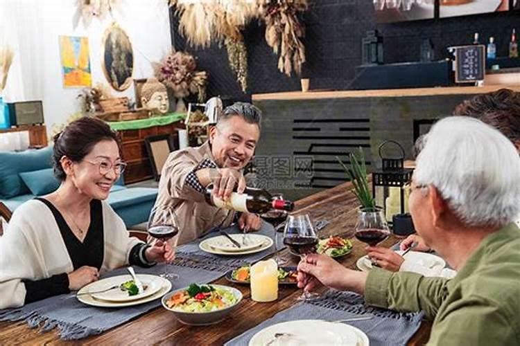 梦见媳妇和别人吃饭