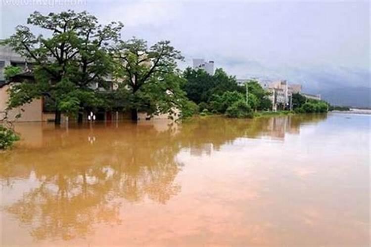 梦见洪水将回家的路冲断无法返回