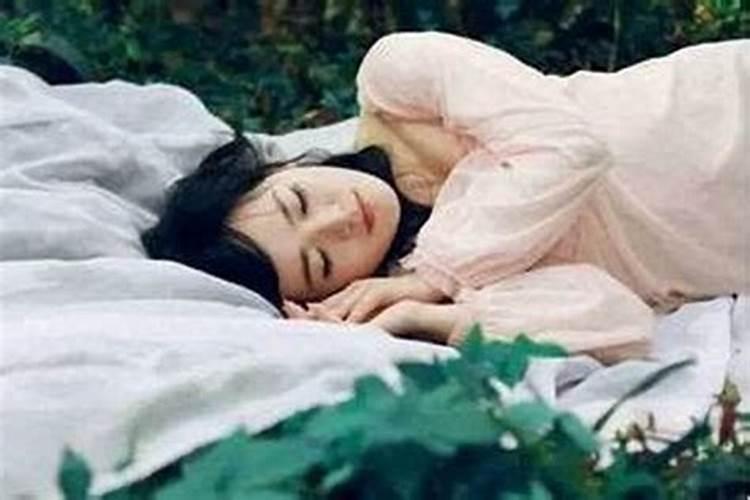 梦见女人主动亲的预兆