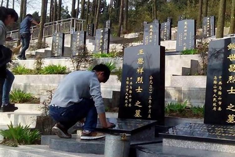 坟头草一定要到清明节再砍吗？