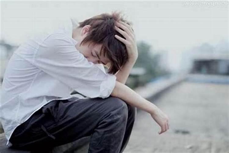 梦见女朋友和别的男的在一起聊,不理我