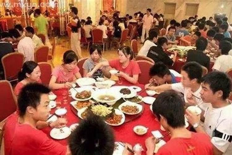 梦见吃饭人多是什么预兆