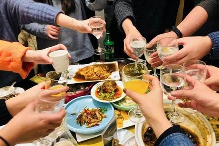 梦见很多人吃饭是什么预兆 梦见很多人吃饭的寓意