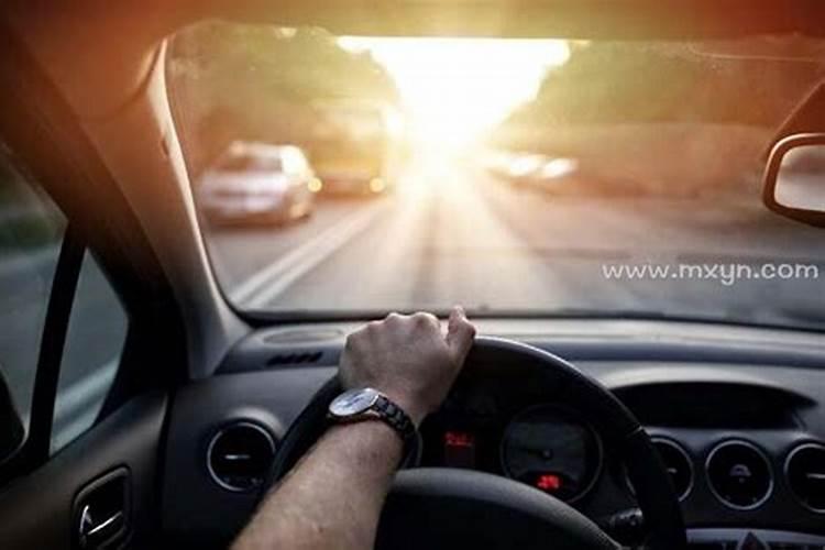 女人不会开车梦见自己开车