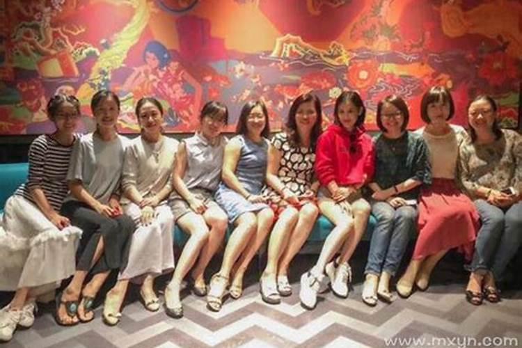 梦见多年没见的同学在家中相聚的预兆