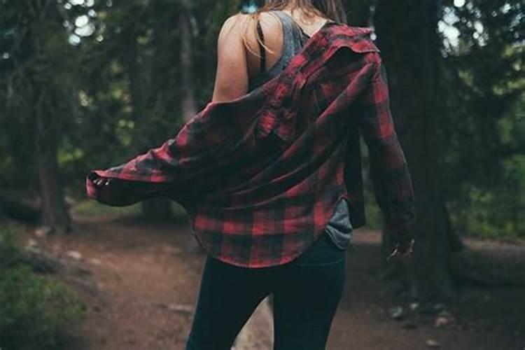 女人梦见自己换衣服