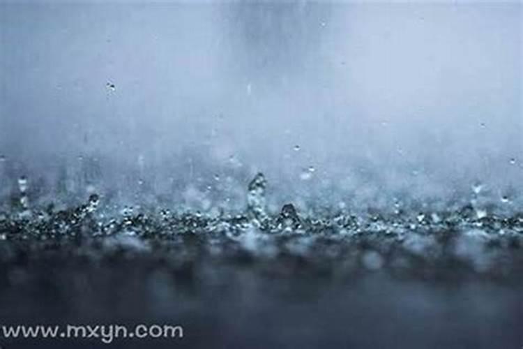 女人梦见下大雨屋里进水了