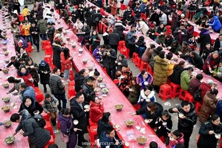 梦见和很多人在一起吃饭是什么征兆 梦见和很多人在一起吃饭征兆是什么...